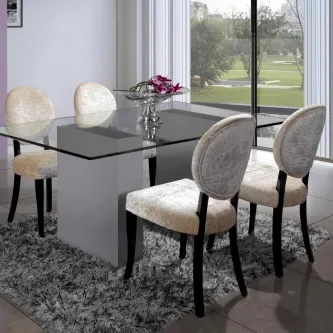 Mesa de jantar Plaza com tampo de vidro preto, base branca e quatro cadeiras estofadas