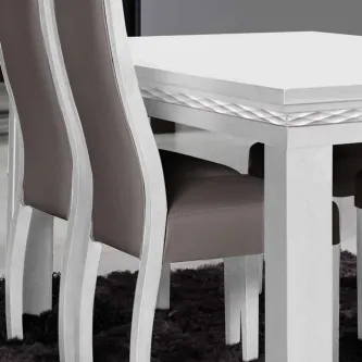 Cadeira Glam branca em madeira com estofado cinzento junto a mesa de jantar branca