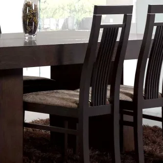 Cadeira Silves em madeira escura com assento estofado castanho junto a mesa de jantar