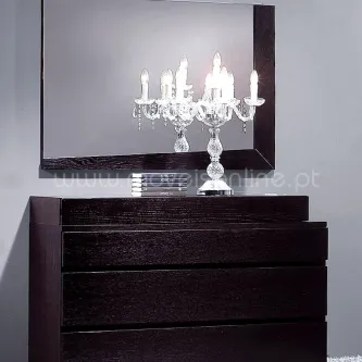 Cómoda escura com moldura e espelho, candelabro de cristal sobre a superfície