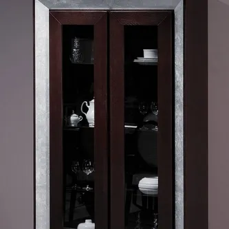 Vitrine alta de madeira escura com portas de vidro e loiça exposta