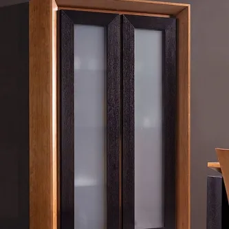 Vitrine em madeira com portas de vidro fosco e moldura escura