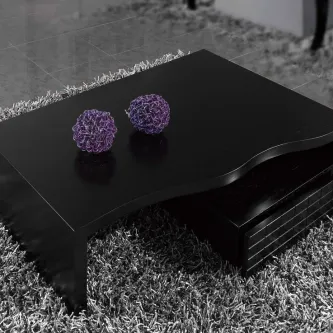 Mesa de centro Dubai preta com duas bolas decorativas roxas sobre tapete cinzento