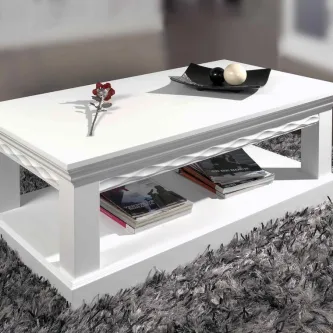 Mesa de centro branca retangular com prateleira inferior, revistas, prato decorativo e flor