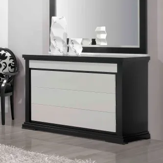Cómoda Pérola preta com frentes brancas, espelho e vasos decorativos