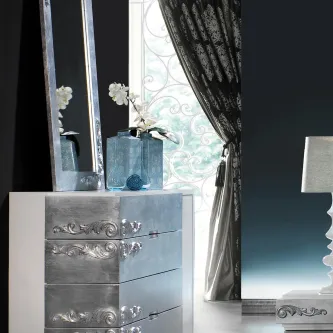 Cómoda com moldura Luxus prateada, gavetas ornamentadas e espelho decorativo