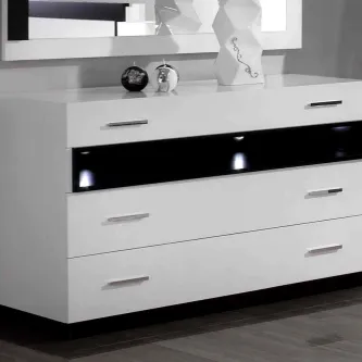 Cómoda Sidney branca com três gavetas, prateleira inferior preta iluminada e puxadores metálicos