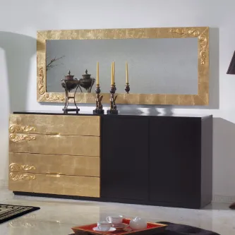 Aparador preto com frisos e gavetas douradas e grande espelho com moldura dourada