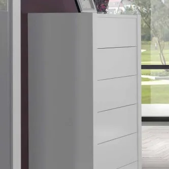 Camiseiro Modena branco alto com seis gavetas e acabamento liso junto a janela