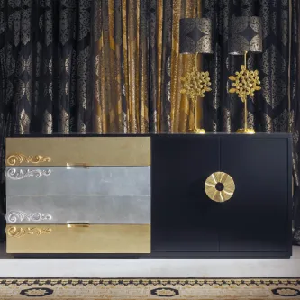 Aparador Luxos preto e dourado com gavetas ornamentadas e dois candeeiros dourados