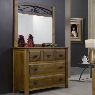 Cómoda com espelho Gucci em madeira rústica e puxadores metálicos