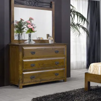Cómoda de madeira com espelho, três gavetas e vaso com flores rosas