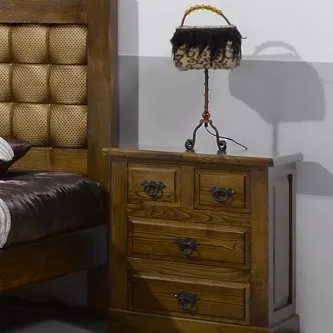 Mesa de cabeceira 'Dark' em madeira escura com quatro gavetas e candeeiro vintage