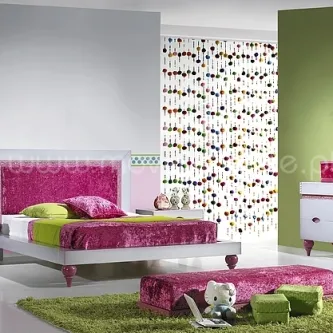 Quarto infantil com cama rosa, banco e decoração verde e padrão de bolas