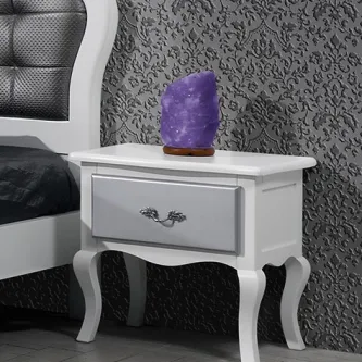 Mesa de cabeceira Pepe branca com gaveta e candeeiro de cristal roxo