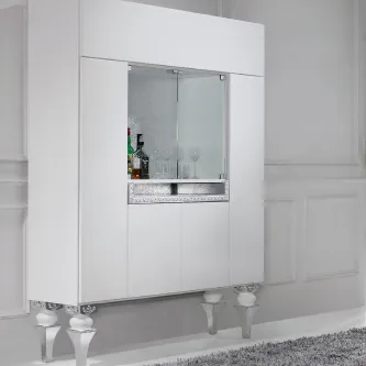Móvel bar Magnus branco com interior espelhado, copos e garrafas, pés decorativos