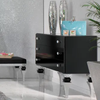 Cómoda Magnus preta de três gavetas com pés prateados e vasos decorativos