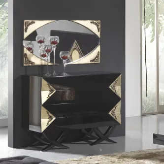 Cómoda preta com espelho oval e cantos dourados decorativos