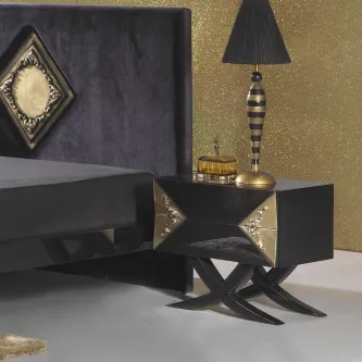 Mesa de cabeceira Classic preta com detalhes dourados e puxadores decorativos