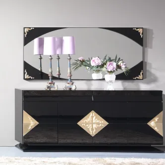 Aparador Classic preto brilhante com espelho rectangular, detalhes dourados, candeeiros e flores