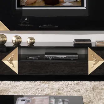 Movel TV Classic preto com detalhes dourados e prateleira superior