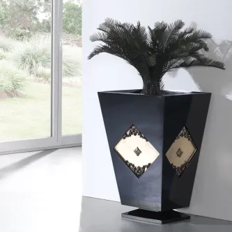 Vaso classic preto geométrico com aplicações douradas e planta tipo palmeira