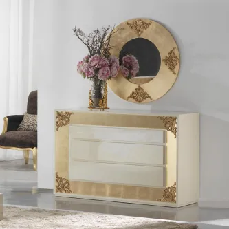 Cómoda creme com espelho redondo dourado e detalhes ornamentais