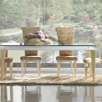 Mesa de jantar Classic com tampo de vidro e quatro cadeiras estofadas junto à janela