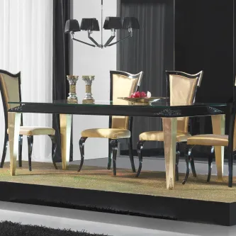 Mesa de jantar Classic em vidro com quatro cadeiras douradas e candeeiro suspenso