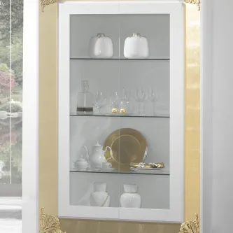 Vitrine Classic branca com porta de vidro e prateleiras com loiça.