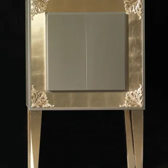 Móvel bar classic dourado com cantos ornamentados, portas centrais lisas e pés altos