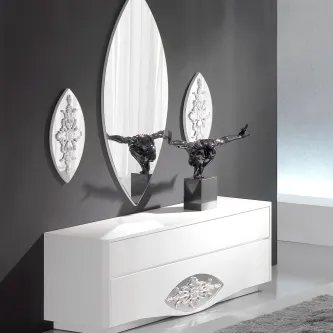 Cómoda branca baixa com espelho oval e escultura negra no tampo