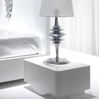 Mesa de cabeceira Classic branca baixa com candeeiro metálico prateado