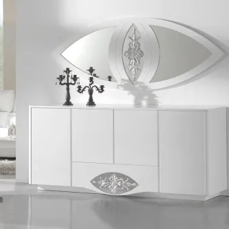 Aparador branco com espelho oval decorativo e castiçais