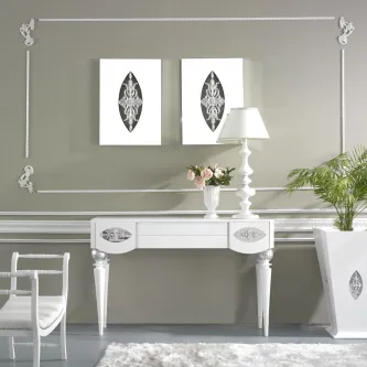 Consola branca clássica com espelho, candeeiro, vaso de flores e planta