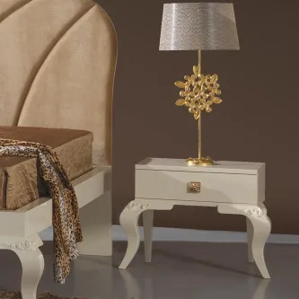 Mesa de cabeceira retro branca com gaveta e candeeiro dourado