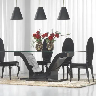 Mesa de jantar Noir com tampo de vidro, base preta escultural, cadeiras negras e vaso de rosas