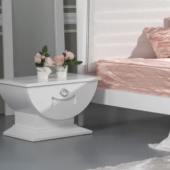 Mesa de cabeceira Sweet branca com gaveta decorada e vaso de flores junto à cama
