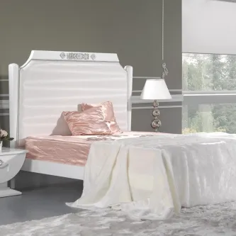 Espelho Sweet com moldura branca refletora sobre cabeceira de cama