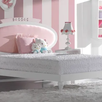 Cama Girl branca e rosa com cabeceira oval, almofadas, peluches e candeeiro