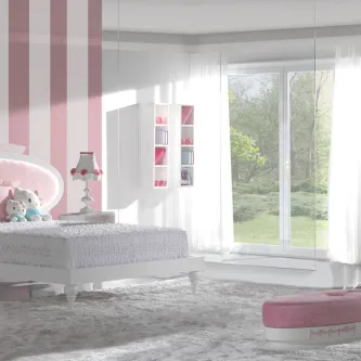 Quarto juvenil com cama branca, peluches, candeeiro rosa e parede com riscas rosas
