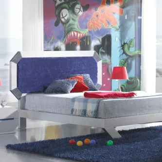 Cama Boy branca com cabeceira azul, roupa de cama cinzenta e mural graffiti