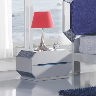 Mesa de cabeceira branca com detalhes azuis e candeeiro vermelho