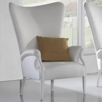 Cadeirão Classic branco de encosto alto com almofada castanha junto à janela