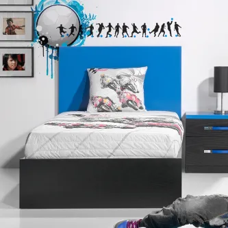 Cama Zikzak 3 com cabeceira azul, base preta e roupa de cama estampada.