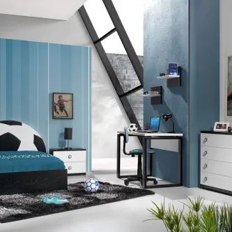 Quarto infantil zikzak 4 com cama azul, secretária, cómoda e bolas de futebol.