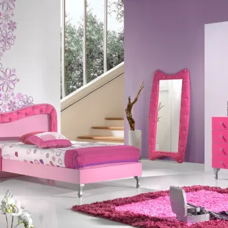 Quarto infantil zikzak 9 com cama, espelho e cómoda rosa sobre parede lilás