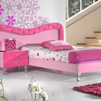 Cama Zikzak 9 rosa com cabeceira estofada e mesa de apoio num quarto juvenil