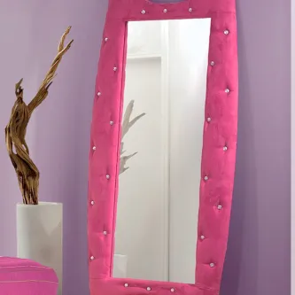 Espelho Zik Zak 9 rosa com moldura estofada e tachas, reflexo de porta e planta