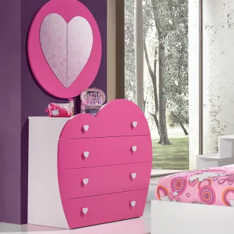Cómoda rosa com gavetas em forma de coração e espelho com moldura cor-de-rosa